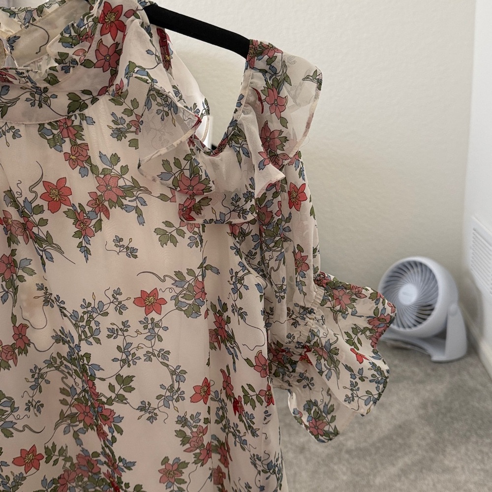 Max Studio Floral Ruffle Cold Shoulder Top - Picture 5 of 6
